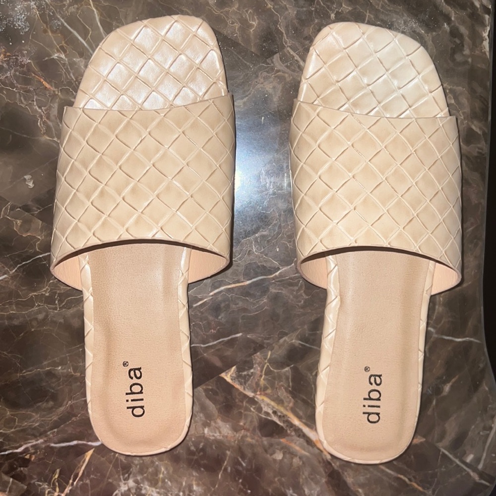 This woman sandals Are from Diba they are tan color and are 7 1/2 in sizing